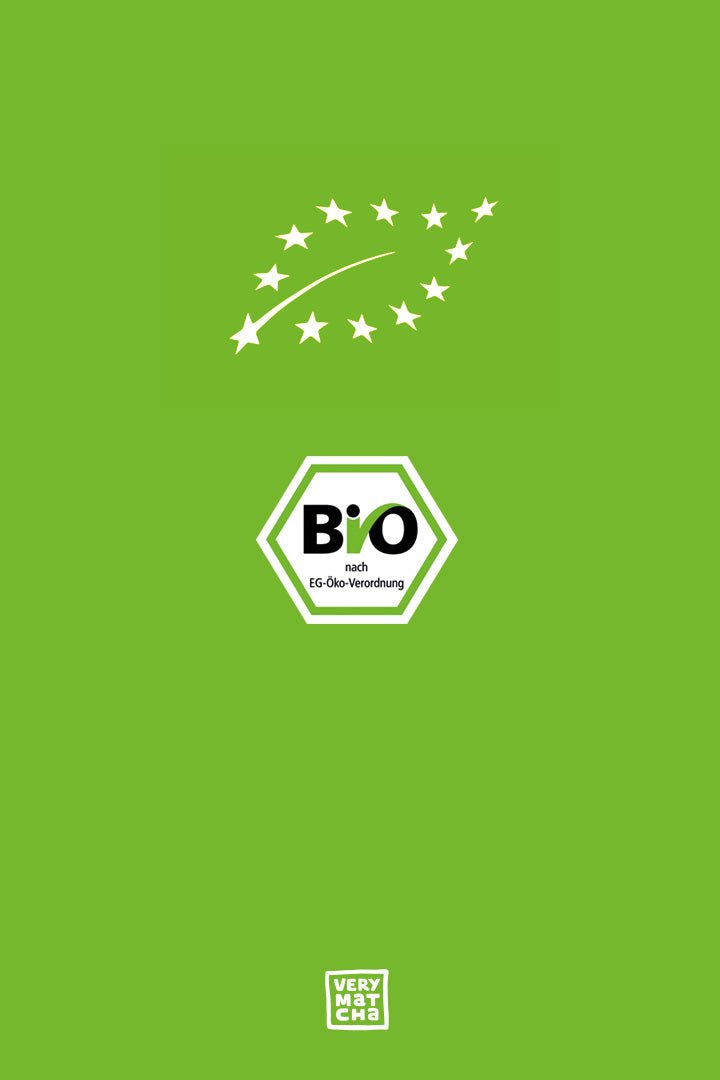 Das EU Bio-Siegel und das Deutsche "BIO nach EG-Öko-Verordnung" zusammen mit dem Very Matcha Logo stehen für Vertrauen und Qualität
