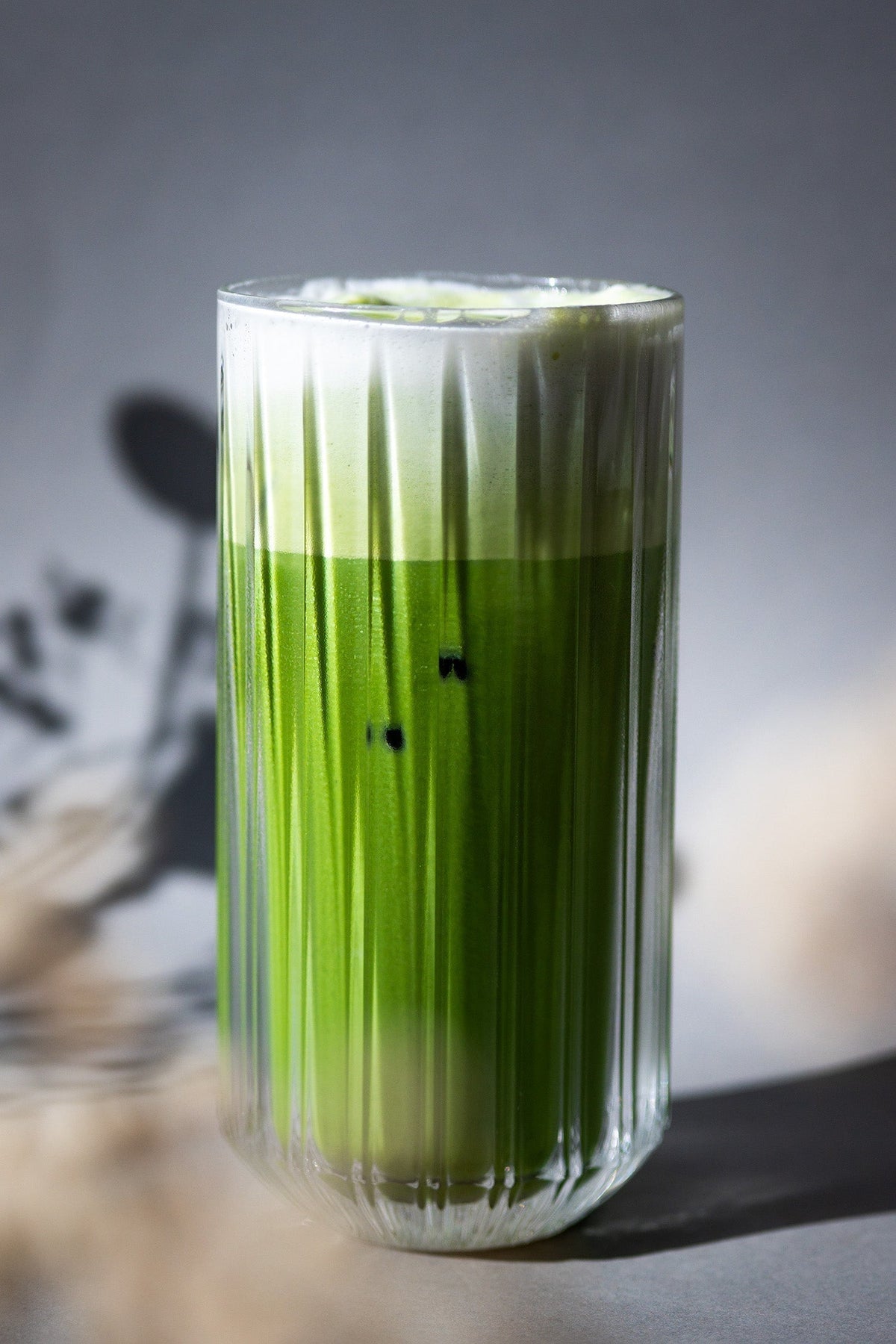 Ein hochwertiger Matcha Latte mit echtem beschatteten Matcha, cremiger Milchschaum, intensiv grüne Farbe und erdig-süßes Umami.