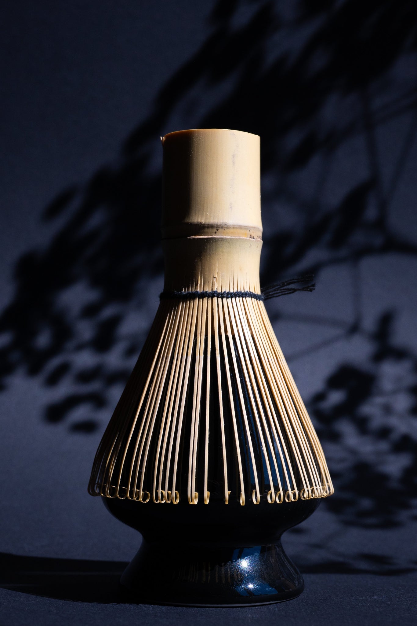 Traditioneller japanischer Matcha-Bambusbesen (Chasen) im Halter, Detailaufnahme