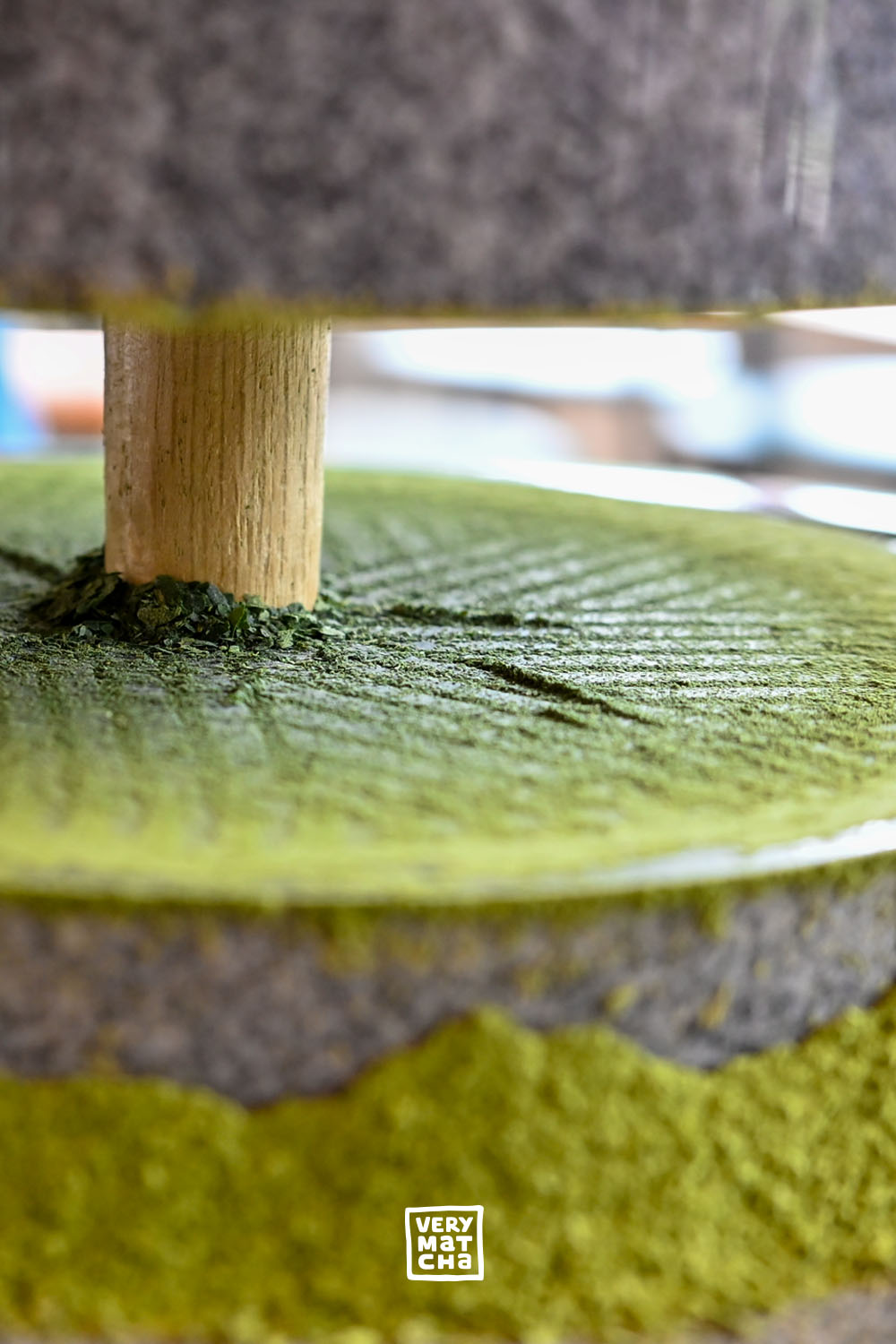 Traditionelle Matcha Mühle aus Granit. Steinmühlen liefern ein authentisches Matcha-Erlebnis.