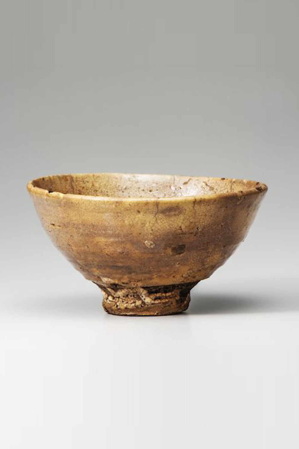 Kizaemon Ido-Chawan, eine berühmte Teeschale, ausgestellt im Daitoku-ji Zen-Tempel in Kyoto, Japan. Die Schale zeigt die charakteristische loquat-farbene Glasur und das raue Kairagi-Muster, die das Wabi-Sabi-Ideal verkörpern.