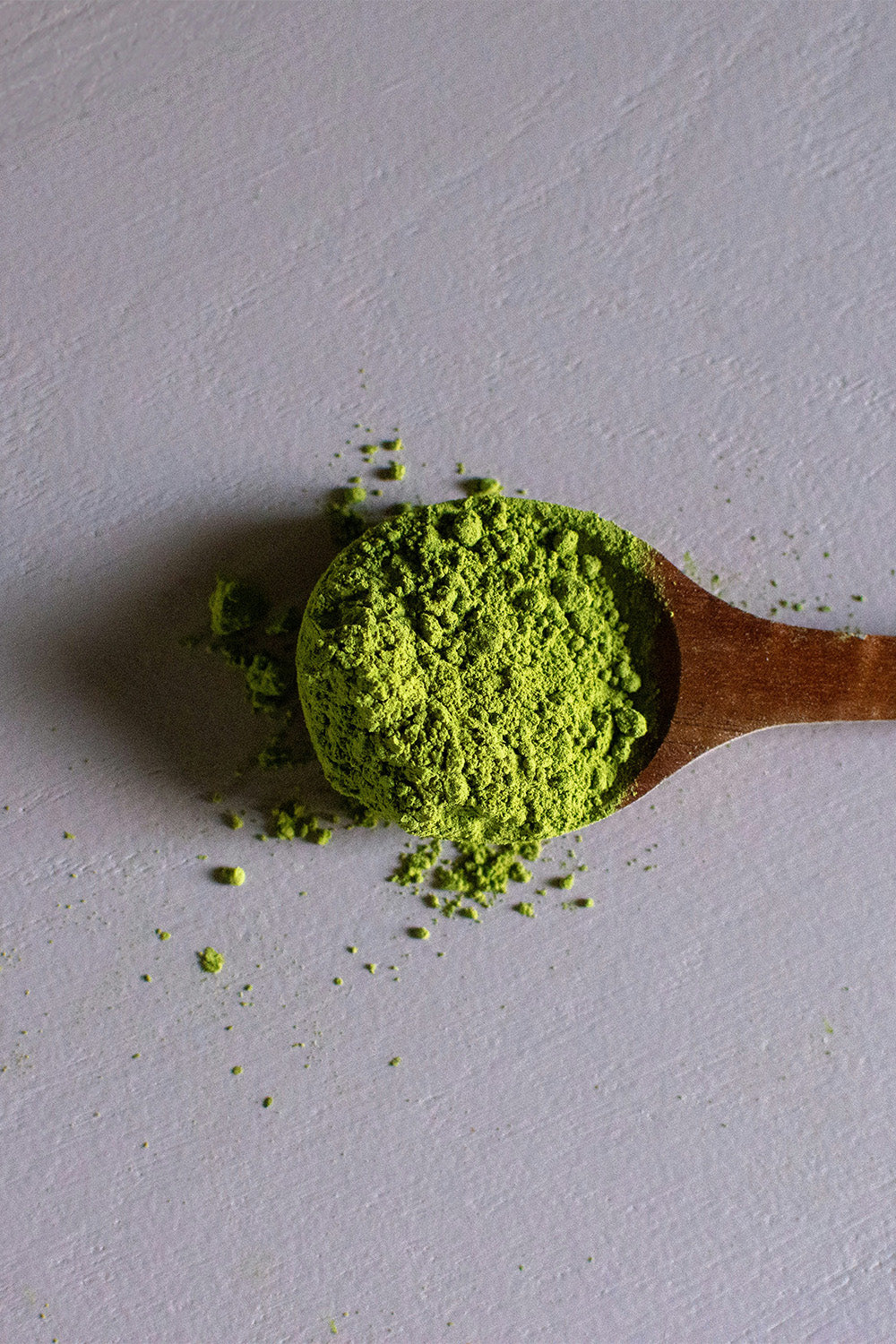 Löffel mit Matcha-Pulver: Ungeschützt verdirbt Matcha schnell