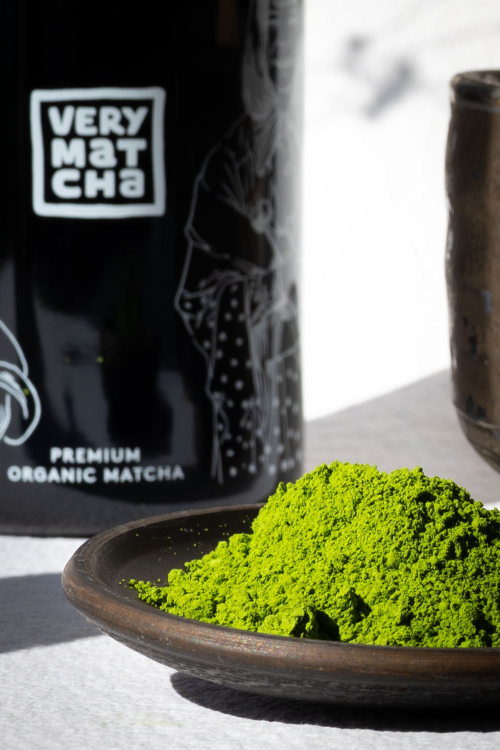 Matchapulver im Morgenlicht: Darf man Matcha auf leeren, nüchternen Magen trinken?