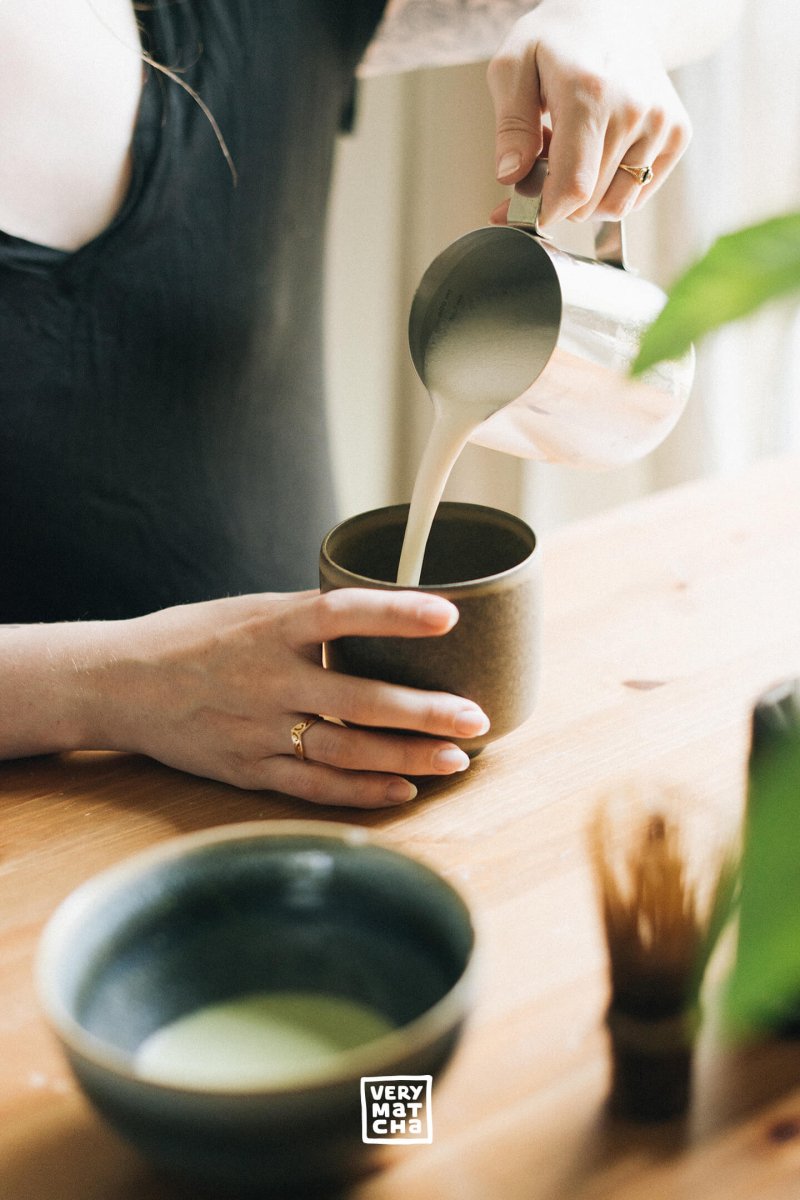 Matcha Latte Rezept Vergleich: Sieben wird meistens vergessen. Bild: Lisa-Marie Kaspar lisamariekaspar.de