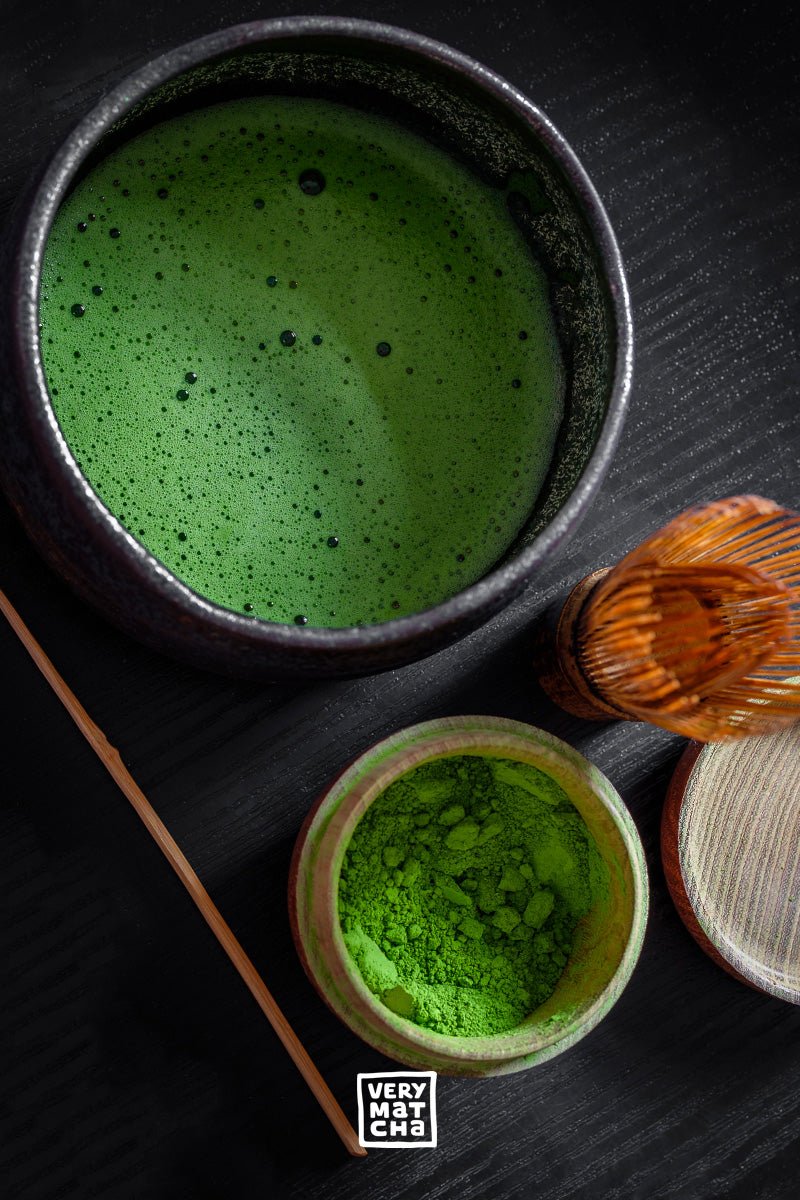 Matcha-Set aus Matchaschale (Chawan), Matchabesen (Chasen) und Matchadosierlöffel (Chashaku), Foto von Markus Kniebes