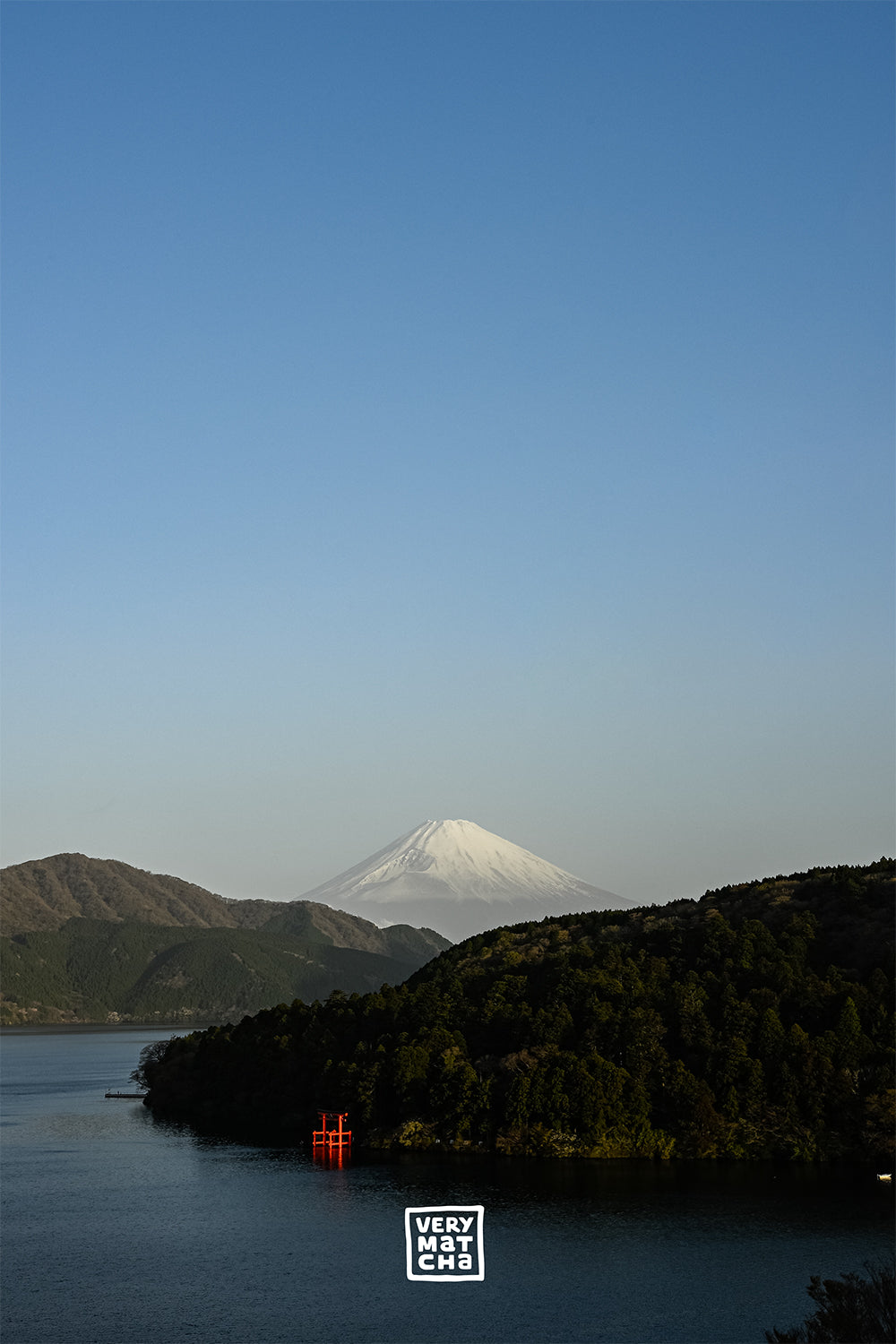 Mount Fuji vom Hakone See im Sonnenaufgang -der japanische Ausdruck "Mono no aware" erinnert uns an die Schönheit der Vergänglichkeit