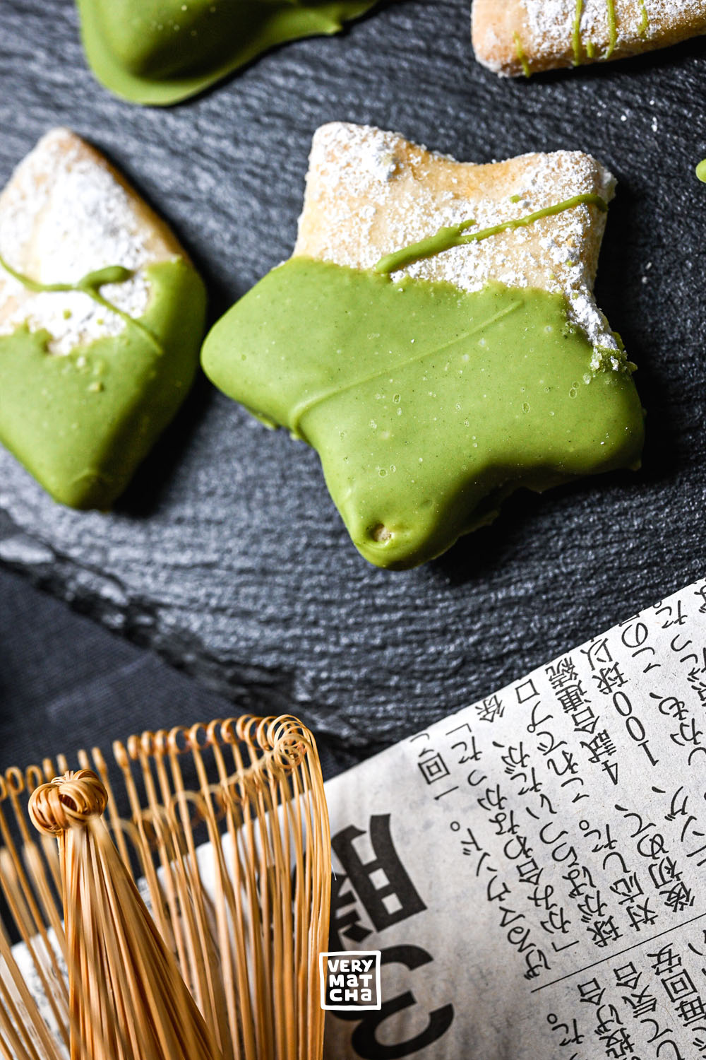 Rezept: Fertige Matcha-Vanilleplätzchen mit weißer Matcha-Schokoglasur