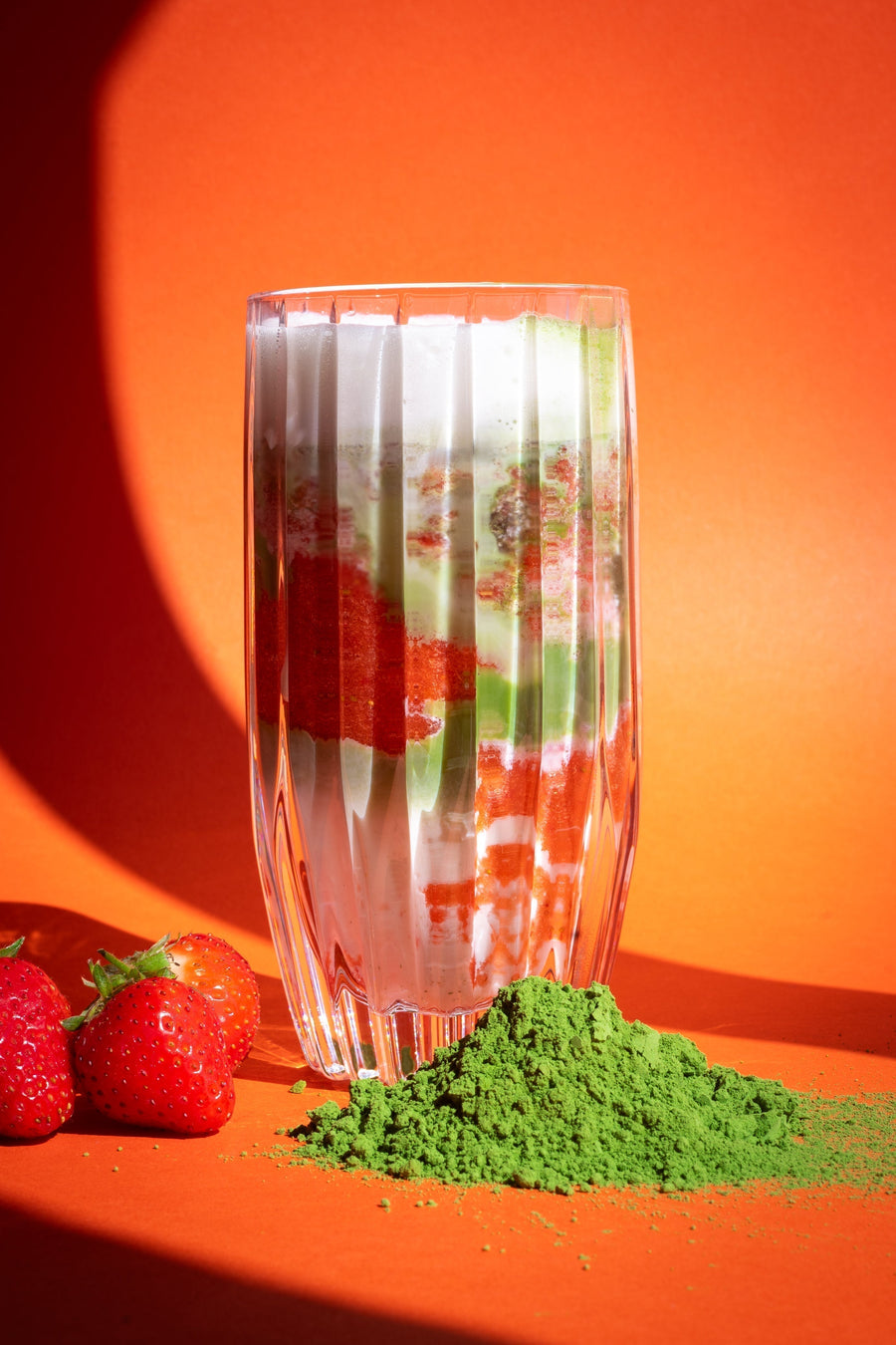 Strawberry Matcha Latte in Schichten