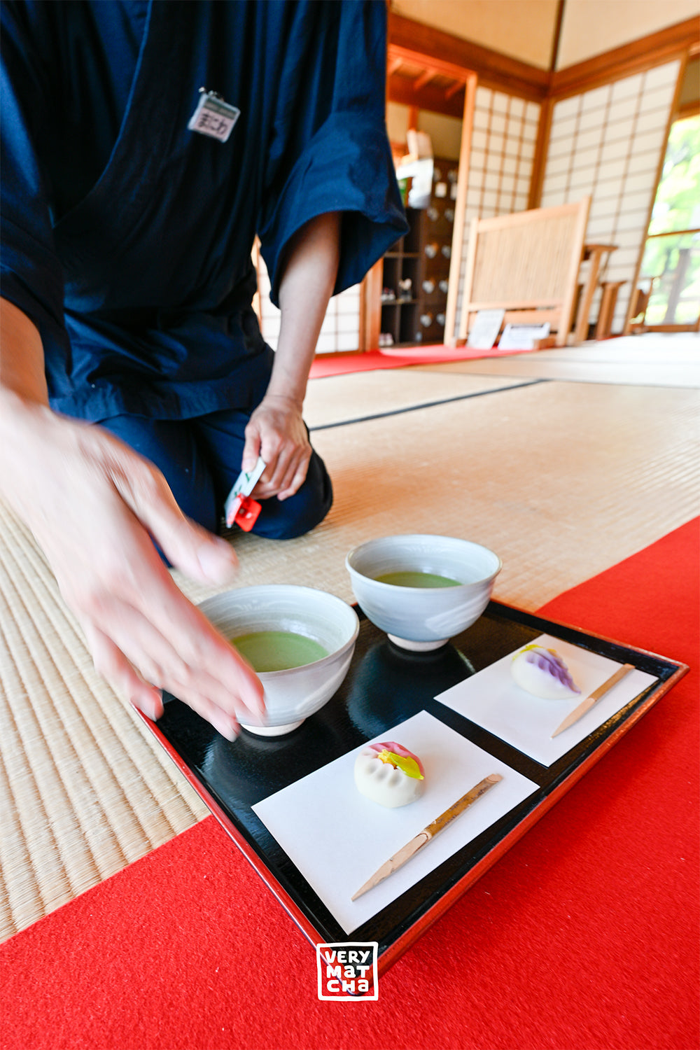 Matcha Tee Usucha serviert in einem traditionellen Teehaus in Kyoto, Japan, präsentiert in einer klassischen Matcha-Schale auf Tatami-Matten.