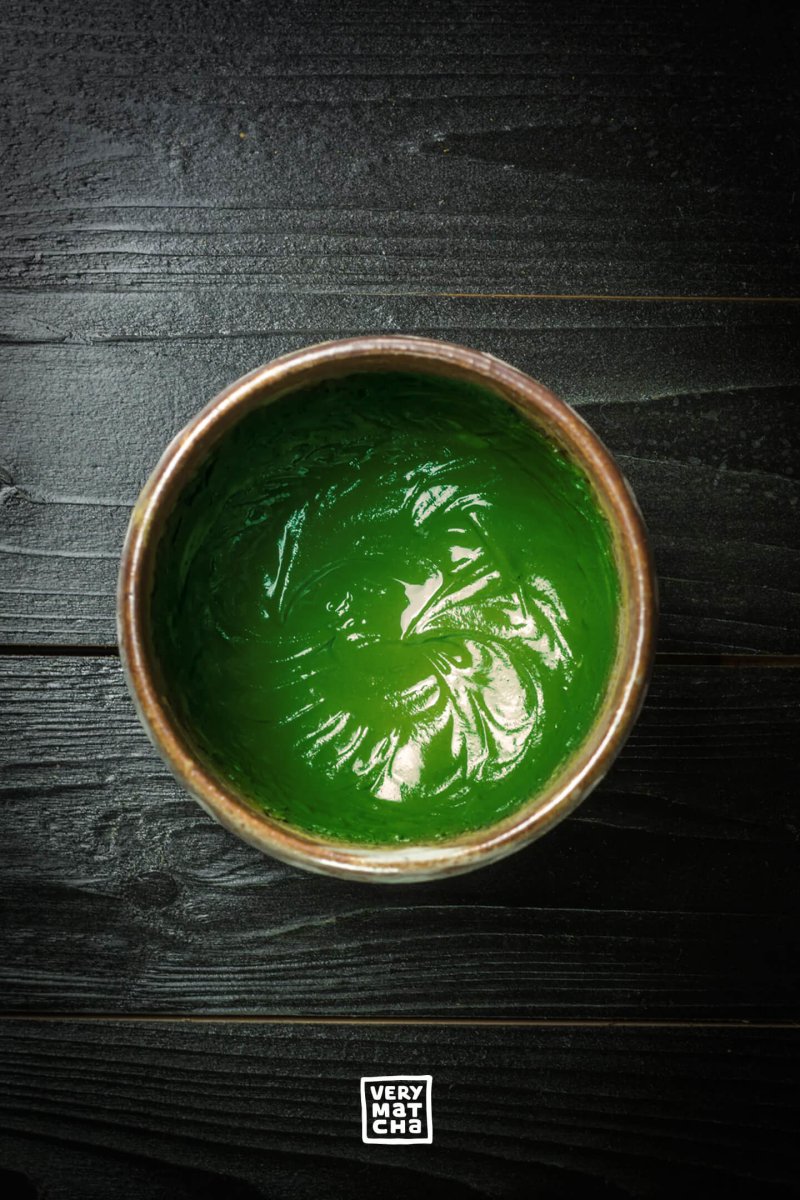 Koicha (jap. "dicker, dunkler, starker Tee"): Zubereitungsart von Matcha in der Teezeremonie