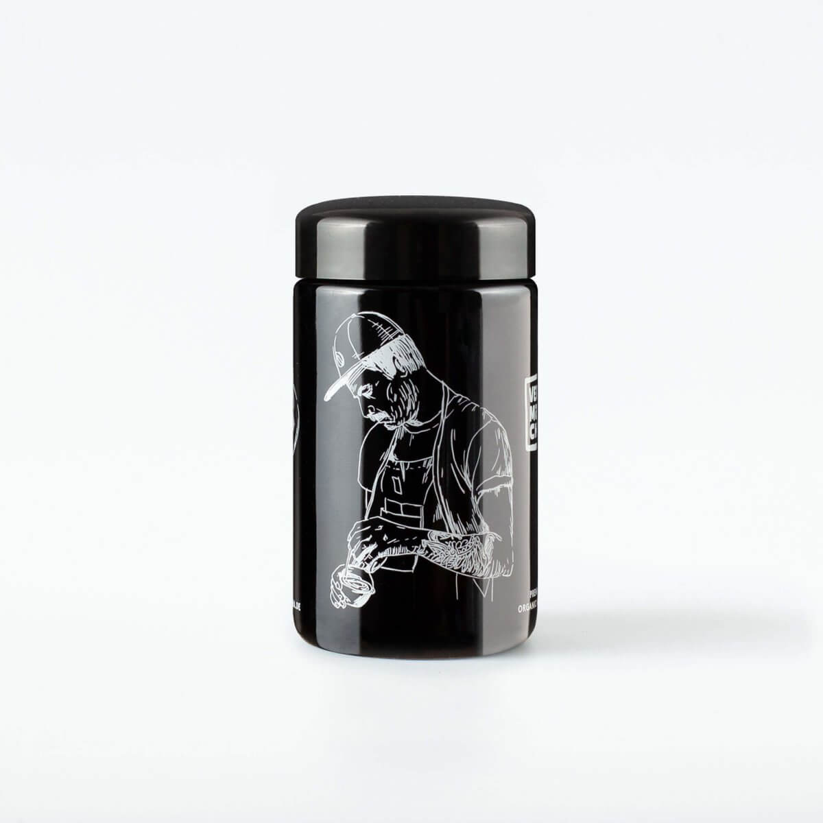 BARISTA Bio Matcha 30 g im Violettglas, Marke Very Matcha, Produktansicht seitlich mit Illustration der Zubereitung von Matcha Latte