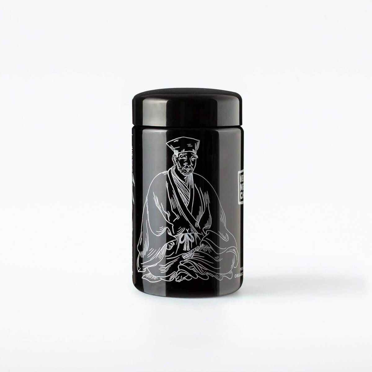 CEREMONY Bio Matcha 30 g im Violettglas, Marke Very Matcha, Produktansicht seitlich mit Illustrationen von dem Vater der Teezeremonie Sen no Rikyū. 