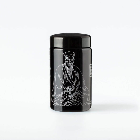 CEREMONY Bio Matcha 30 g im Violettglas, Marke Very Matcha, Produktansicht seitlich mit Illustrationen von dem Vater der Teezeremonie Sen no Rikyū. 