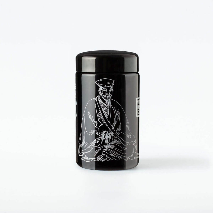 CEREMONY Bio Matcha 30 g im Violettglas, Marke Very Matcha, Produktansicht seitlich mit Illustrationen von dem Vater der Teezeremonie Sen no Rikyū. 