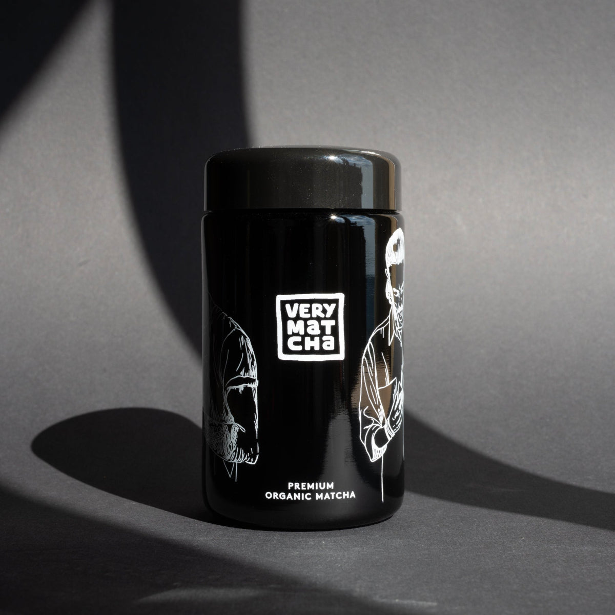 BARISTA Bio Matcha 30 g im Violettglas, Marke Very Matcha, Produktansicht von vorne, schwarzer Hintergrund