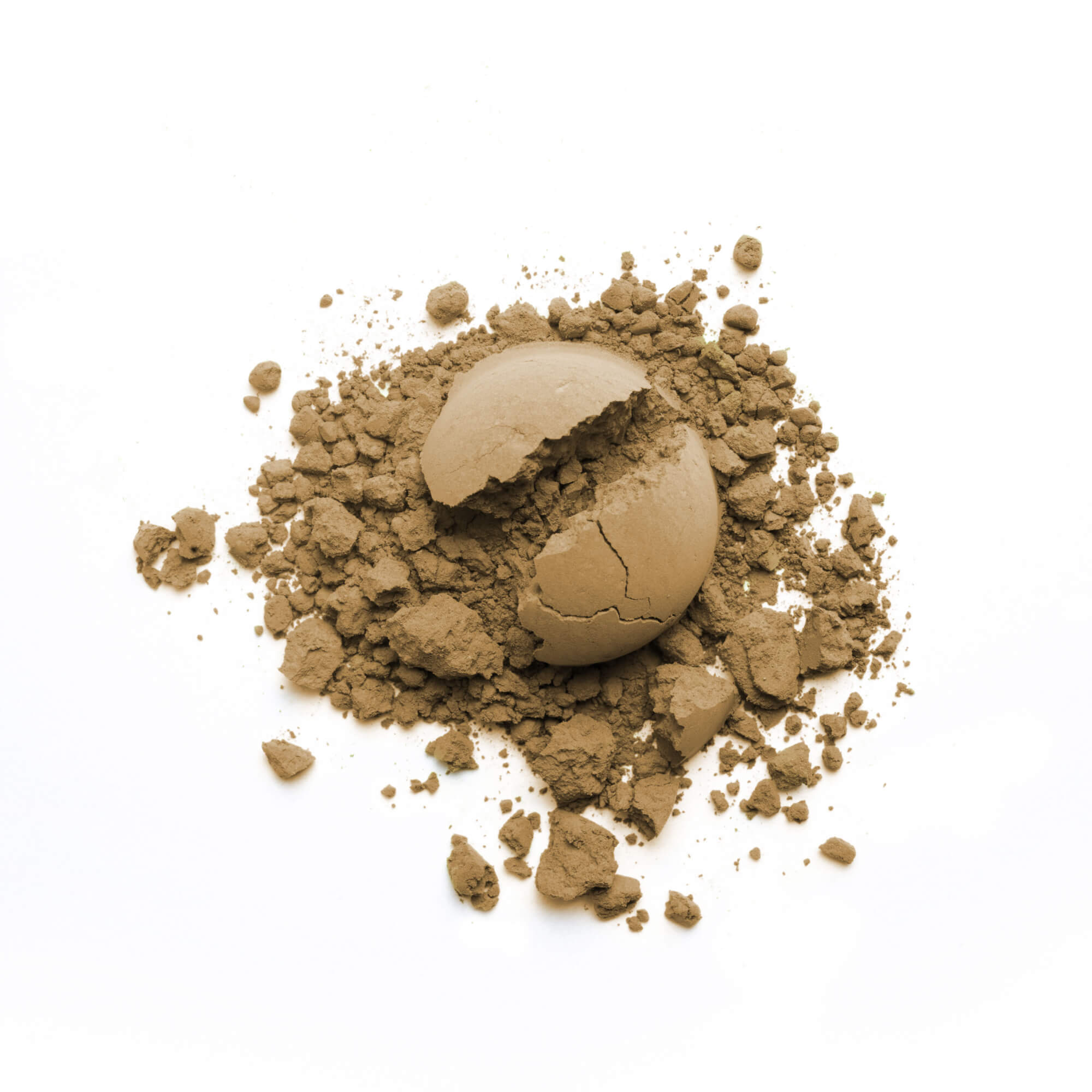 Bio Hojicha Pulver aus Shizuoka, Japan. Fein gemahlener gerösteter grüner Tee in warmem Haselnussbraun, locker gestreut vor hellem Hintergrund.