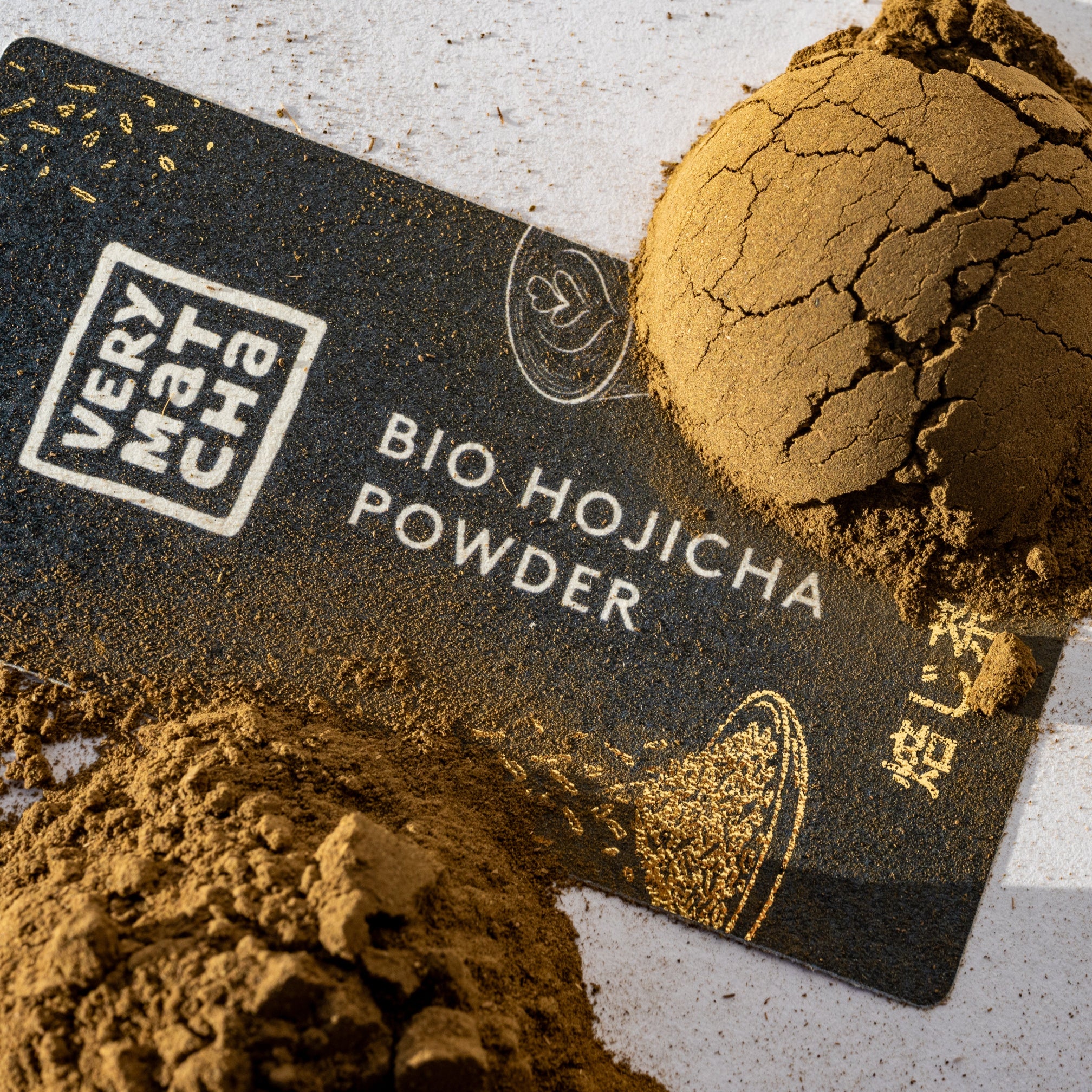 Close-Up: Bio Hojicha Pulver aus Shizuoka, Japan. Fein gemahlener gerösteter grüner Tee in warmem Haselnussbraun