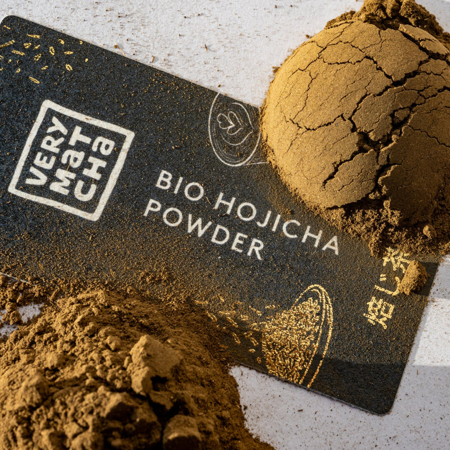 Close-Up: Bio Hojicha Pulver aus Shizuoka, Japan. Fein gemahlener gerösteter grüner Tee in warmem Haselnussbraun