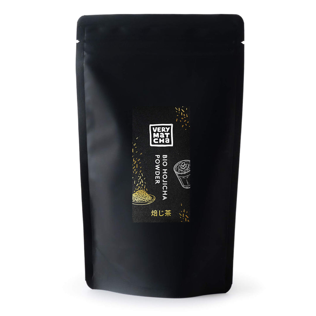 Bio Hojicha Pulver von VERY MATCHA im schwarzen Standbeutel. Gerösteter grüner Tee aus Shizuoka, Japan. Koffeinarm, nussig, mild, karamellig. 100 g.