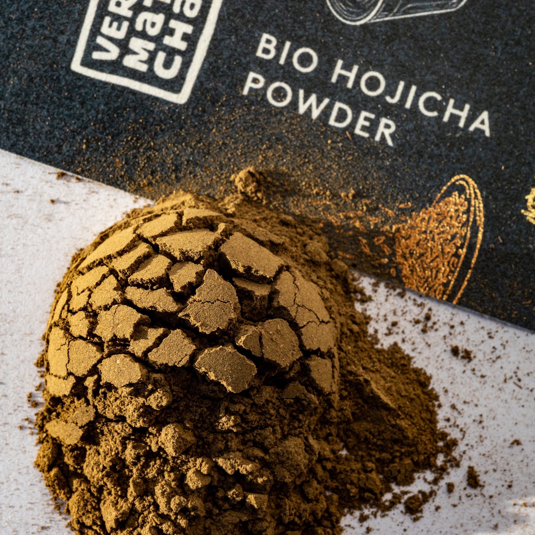 Makro-Aufnahme: Bio Hojicha Pulver von Very Matcha aus Shizuoka, Japan. Gemahlener gerösteter Grüntee perfekt für Hojicha Latte