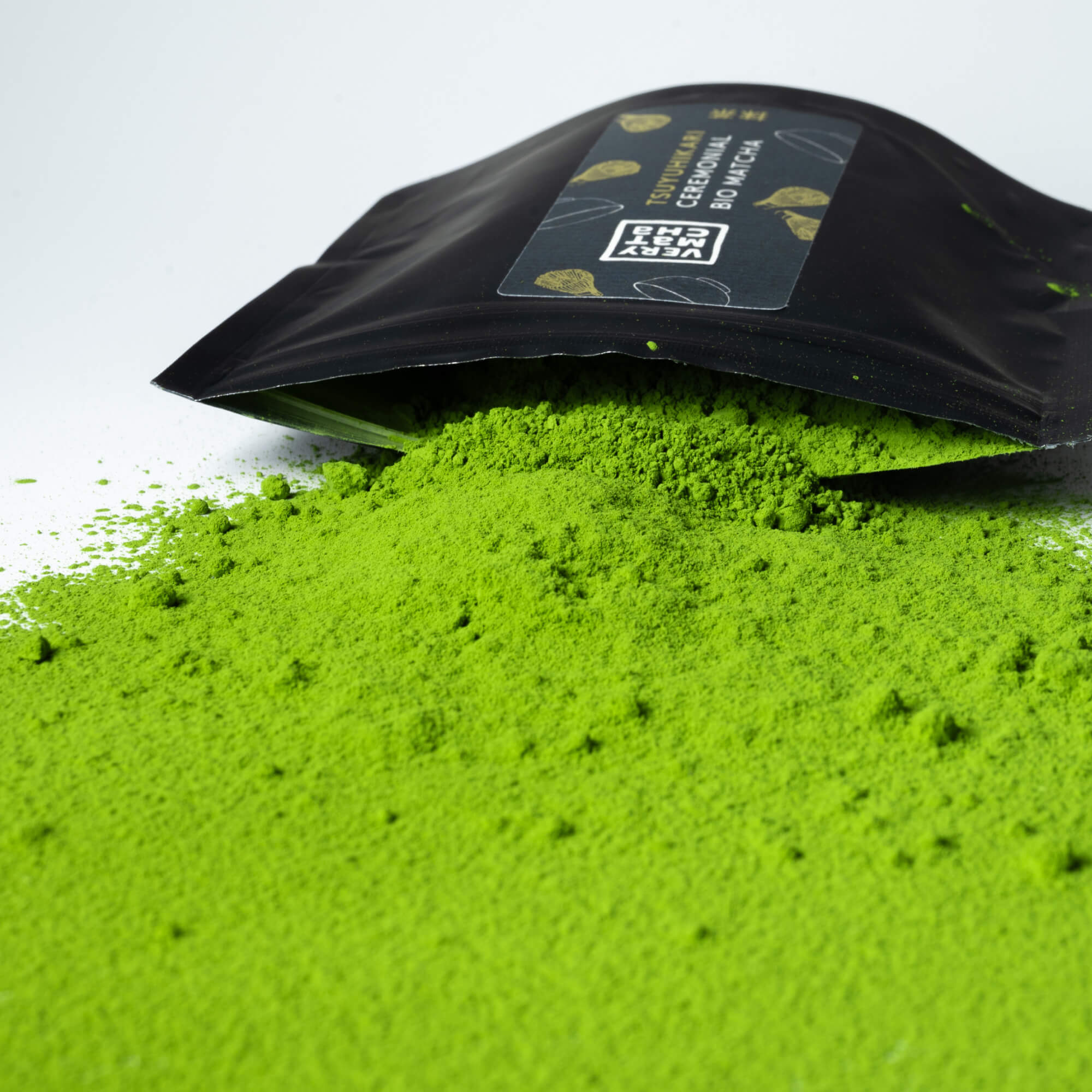 Matcha-Pulver Tsuyuhikari aus schwarzem Beutel ausgestreut, Single Cultivar Ceremonial Grade