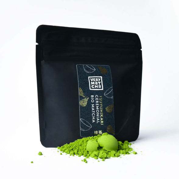 Bio Tsuyuhikari Matcha-Pulver vor schwarzer Verpackung von Very Matcha, Ceremonial Grade