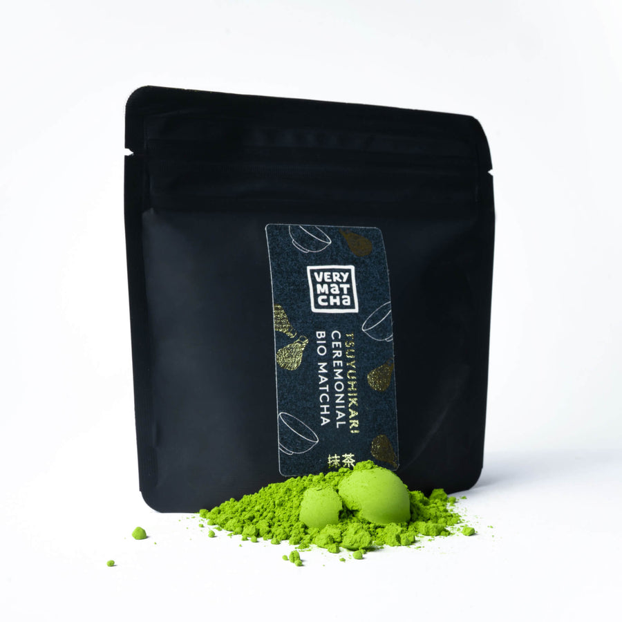 Bio Tsuyuhikari Matcha-Pulver vor schwarzer Verpackung von Very Matcha, Ceremonial Grade