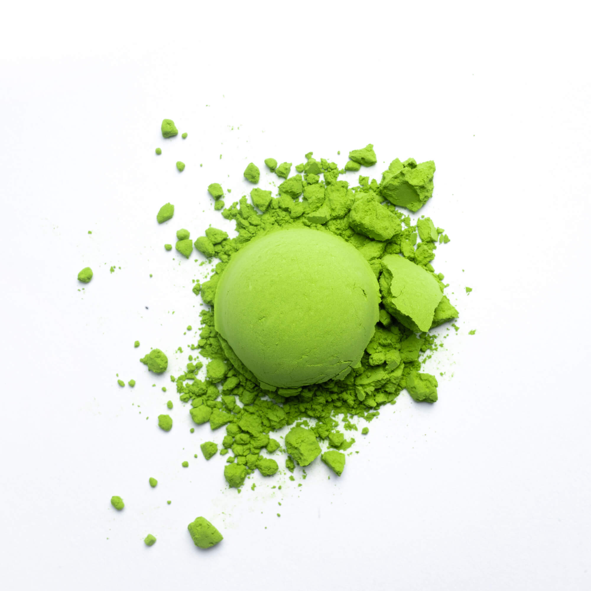 Leuchtend grünes Matcha-Pulver Tsuyuhikari Ceremonial Grade auf weißem Hintergrund