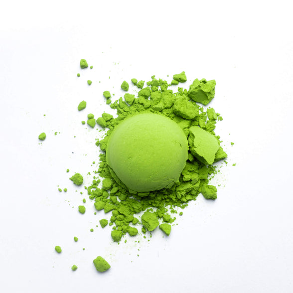 Leuchtend grünes Matcha-Pulver Tsuyuhikari Ceremonial Grade auf weißem Hintergrund