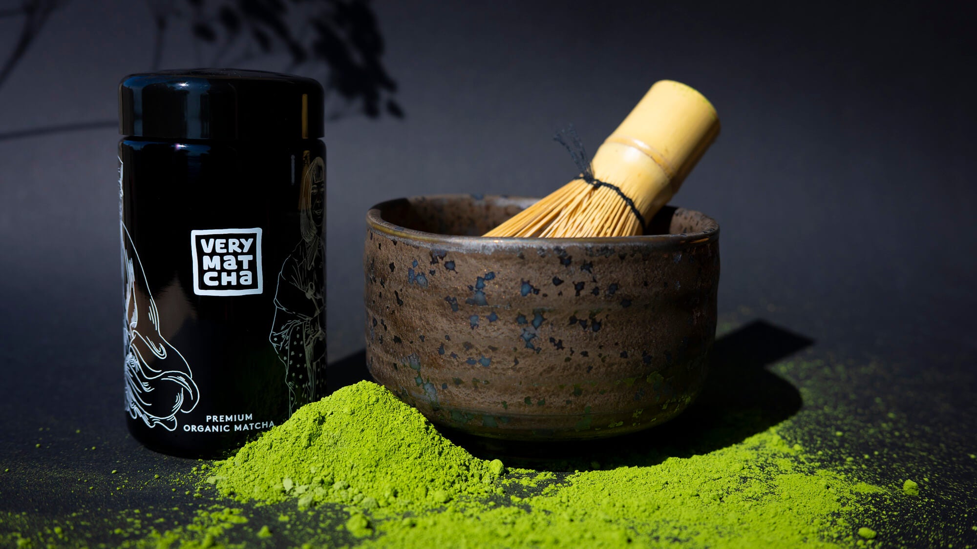 Bio Matcha Set mit Premium Matcha Dose, Chawan Teeschale, Chasen Bambusbesen und leuchtend grünem Matcha Pulver