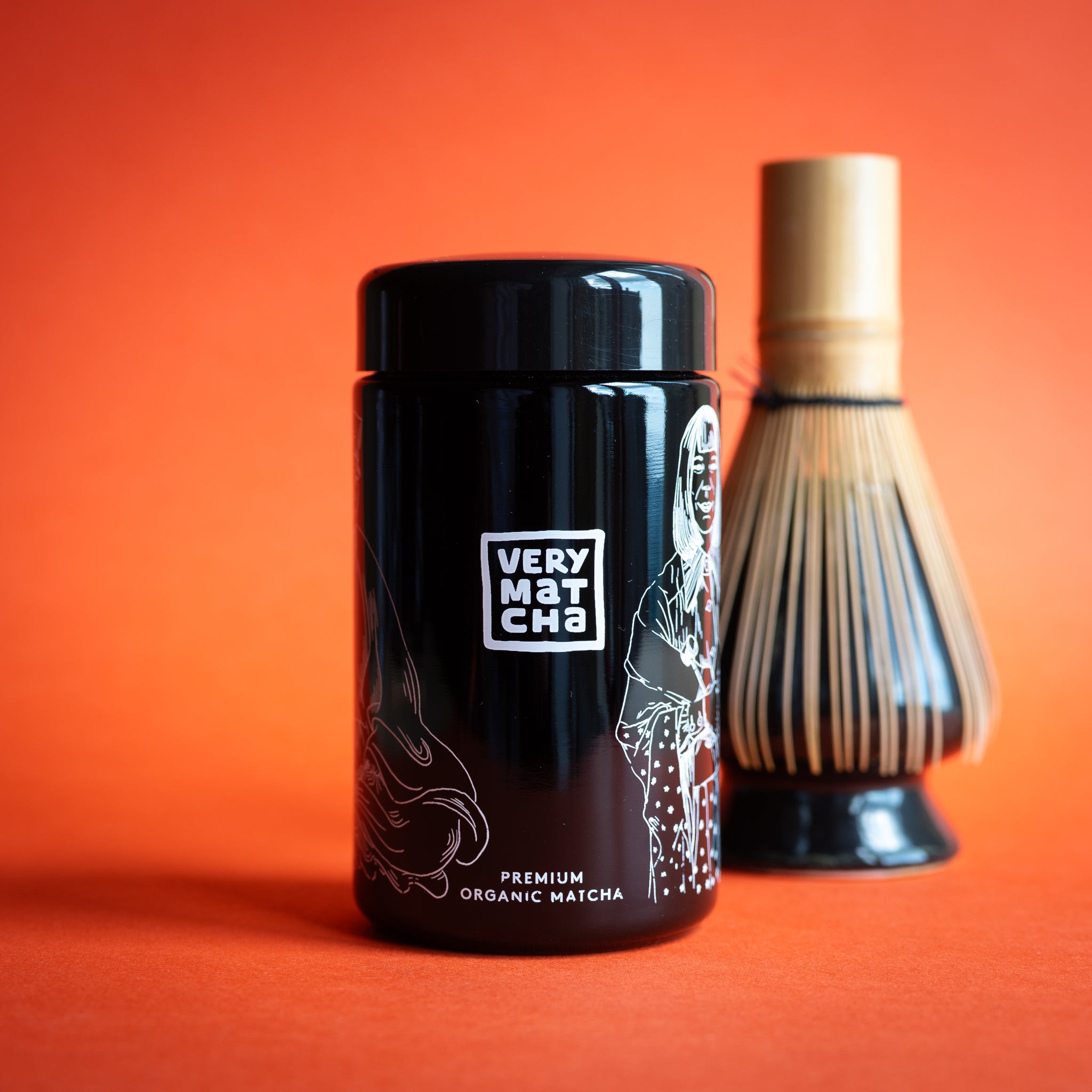 CEREMONY Bio Matcha 30 g im Violettglas, Marke Very Matcha, Matcha, Produktansicht von vorne, roter Hintergrund