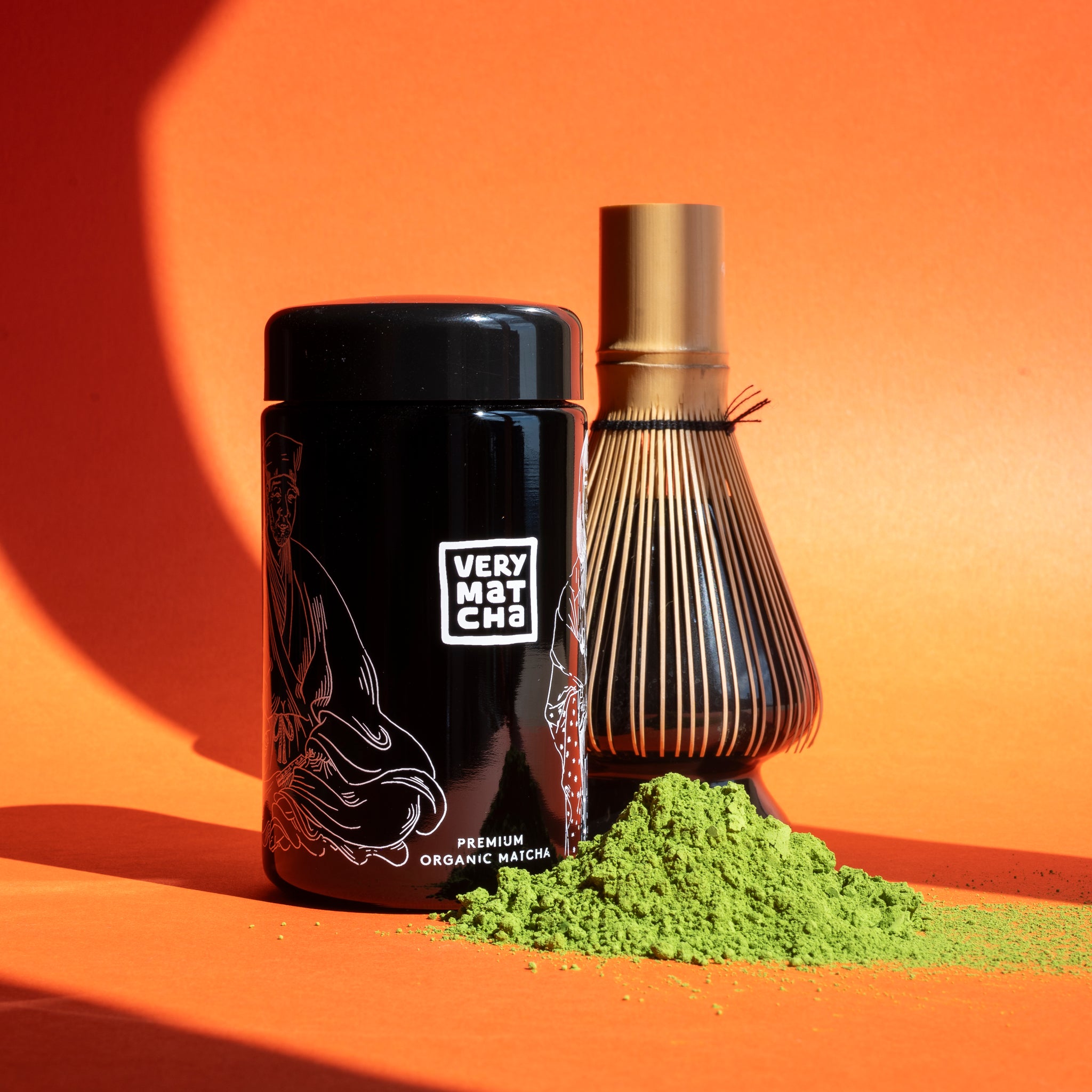 CEREMONY Bio Matcha 30 g im Violettglas, Marke Very Matcha, Matcha, Produktansicht von vorne, roter Hintergrund