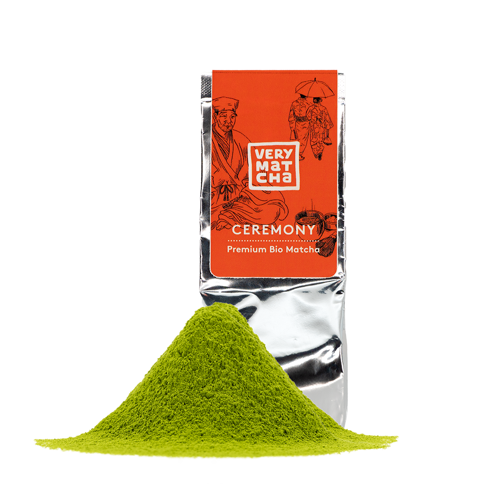 Very Matcha CEREMONY Bio Matcha aus Japan: Premium Ceremonial Grade Matcha Okumidori Single Cultivar, 28 Tage beschattet, mit leuchtend grünem Matcha-Pulver vor nachhaltigem 30 g Nachfüllpack.