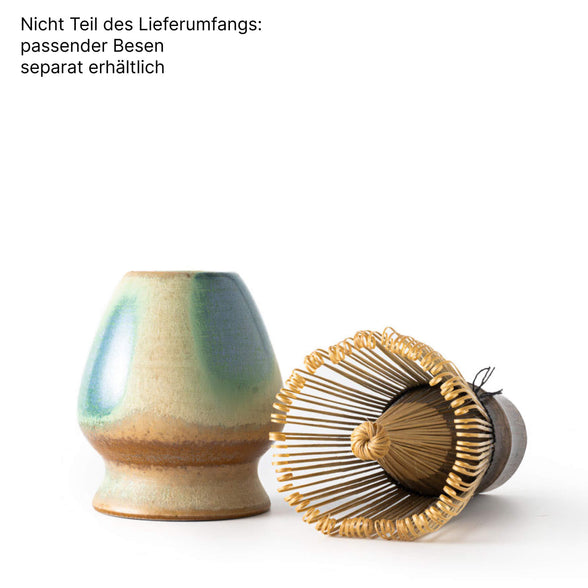 Matcha Besenhalter AURORA mit Bambusbesen zum Größenvergleich, Besen nicht im Lieferumfang enthalten.