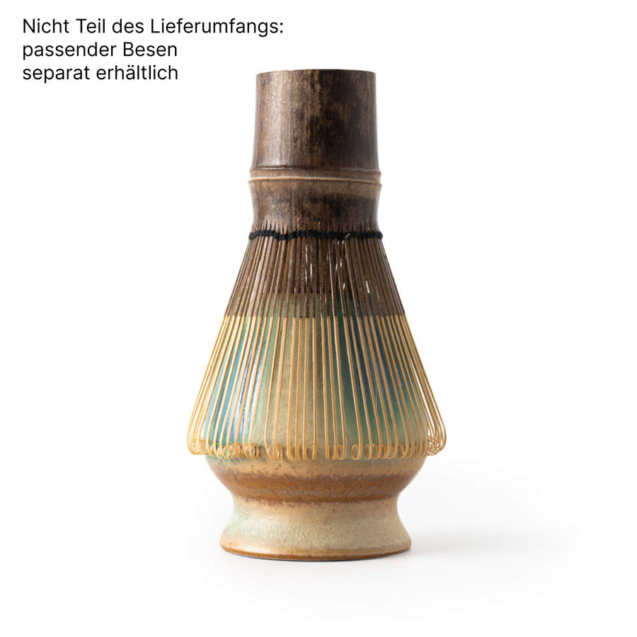 Matcha Besenhalter AURORA in Seitenansicht, harmonischer Farbverlauf und seidenmatte Oberfläche. Mit Besen separat erhältlich.