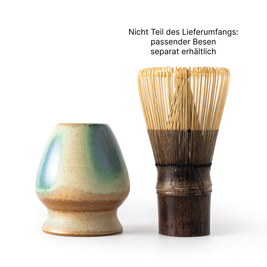 Matcha Besenhalter AURORA mit eingesetztem Bambusbesen, Besen nicht im Lieferumfang enthalten.