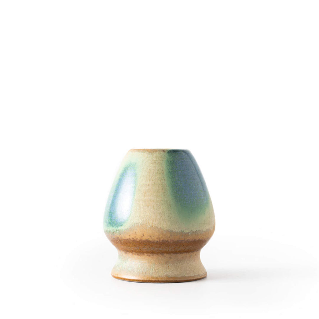 Matcha Besenhalter AURORA aus Keramik, Vorderansicht mit verlaufender Glasur in Erd-, Grün- und Blautönen.