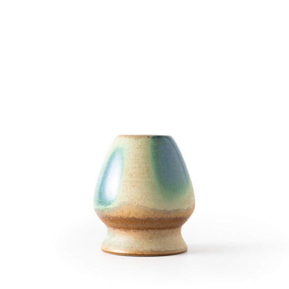 Matcha Besenhalter AURORA aus Keramik, Vorderansicht mit verlaufender Glasur in Erd-, Grün- und Blautönen.