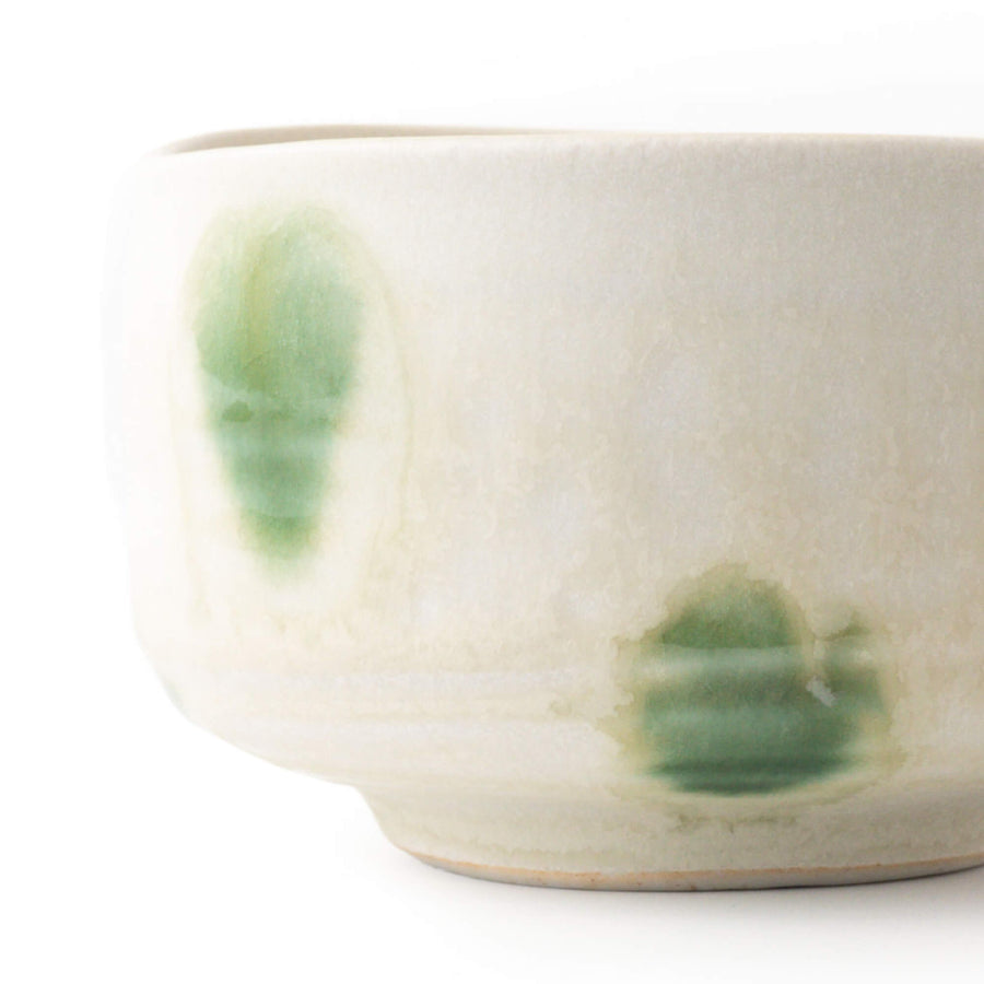 Seitliche Detailansicht der Matcha-Schale AOBA mit typischer Mizutama-Oribe-Glasur und organischer Form