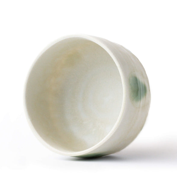 Innenansicht der Matcha-Schale AOBA mit hellgrünen Punkten und sanftem Farbverlauf