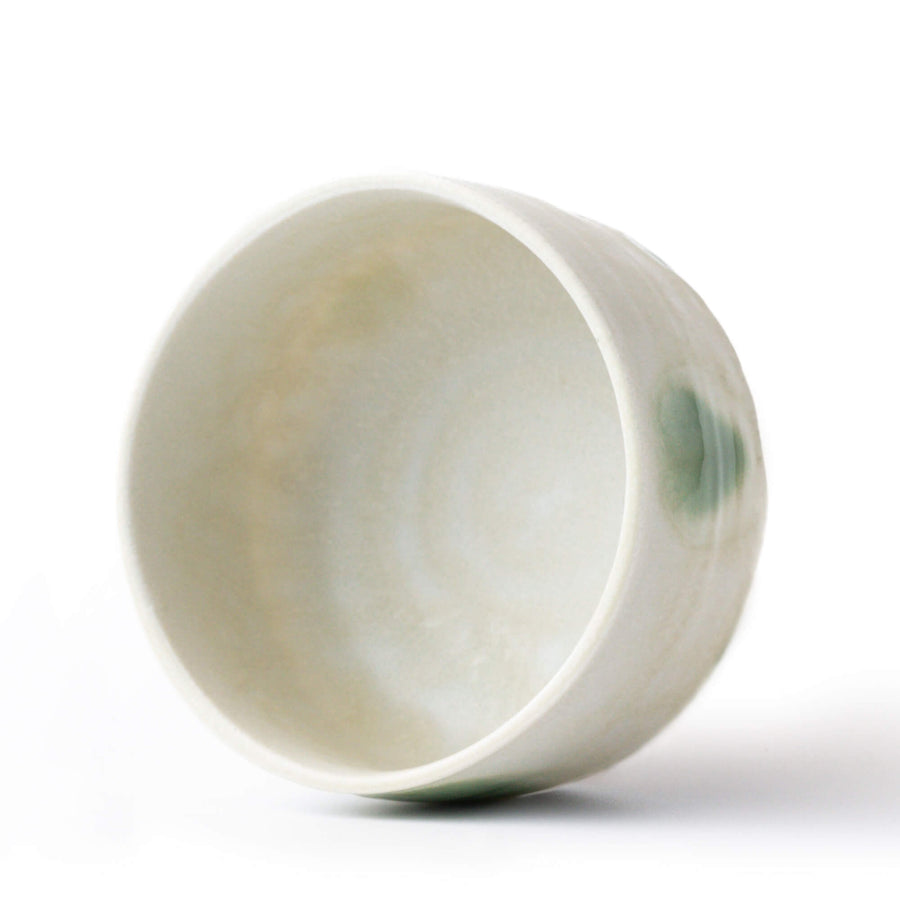 Innenansicht der Matcha-Schale AOBA mit hellgrünen Punkten und sanftem Farbverlauf