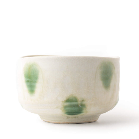 Matcha-Schale AOBA mit Mizutama-Oribe-Glasur in Han-tsutsu-gata-Form, grün-weiß gesprenkelt, handgefertigt in Japan