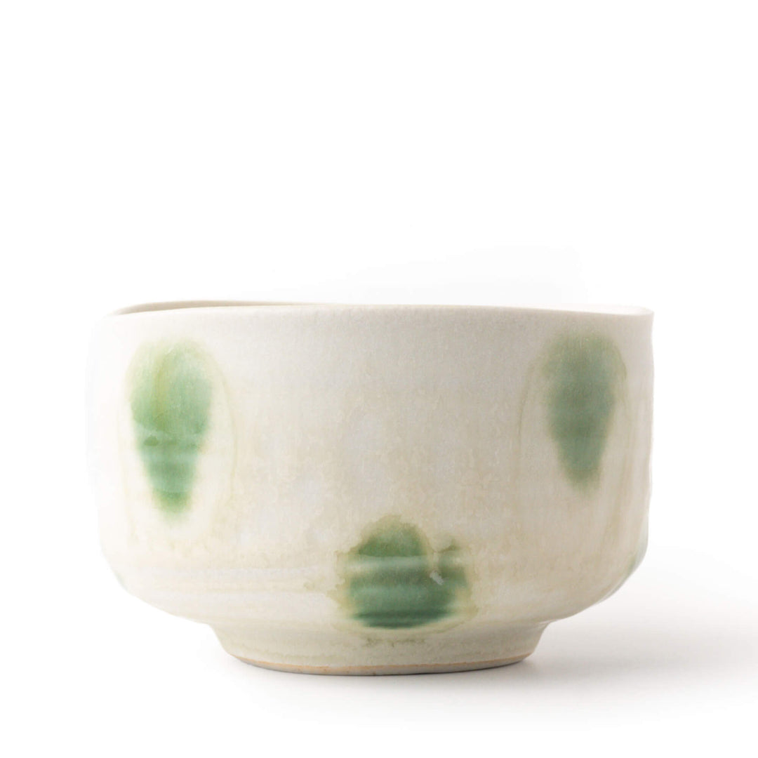 Matcha-Schale AOBA mit Mizutama-Oribe-Glasur in Han-tsutsu-gata-Form, grün-weiß gesprenkelt, handgefertigt in Japan