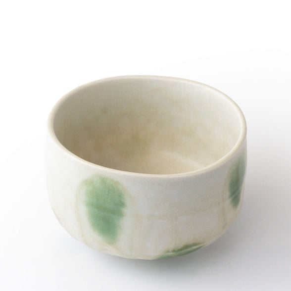Ansicht schräg von oben der Matcha-Schale AOBA mit typischer Mizutama-Oribe-Glasur und organischer Form