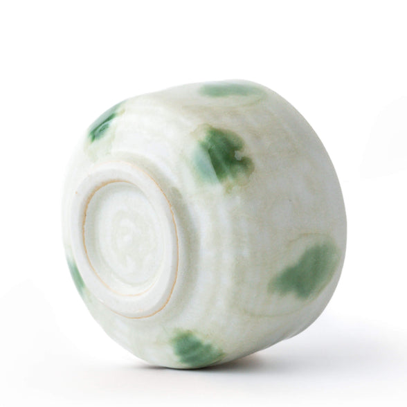 Detailansicht der Mizutama-Oribe-Glasur der Matcha-Schale AOBA mit grünen, unregelmäßigen Punkten auf heller Keramik