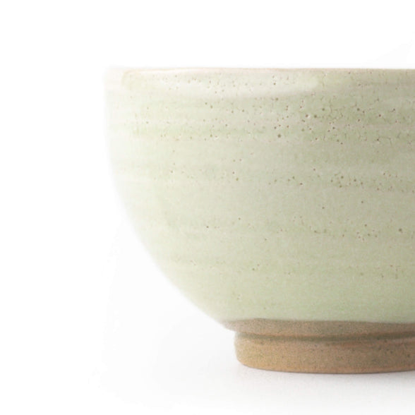 Detailaufnahme der japanischen Matcha-Schale Haku, weiß-grüne Glasur mit feiner Struktur und traditioneller Handarbeit