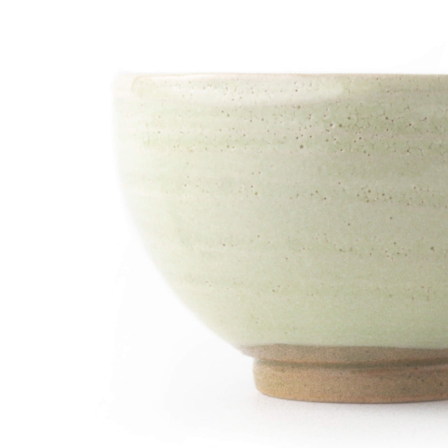 Detailaufnahme der japanischen Matcha-Schale Haku, weiß-grüne Glasur mit feiner Struktur und traditioneller Handarbeit