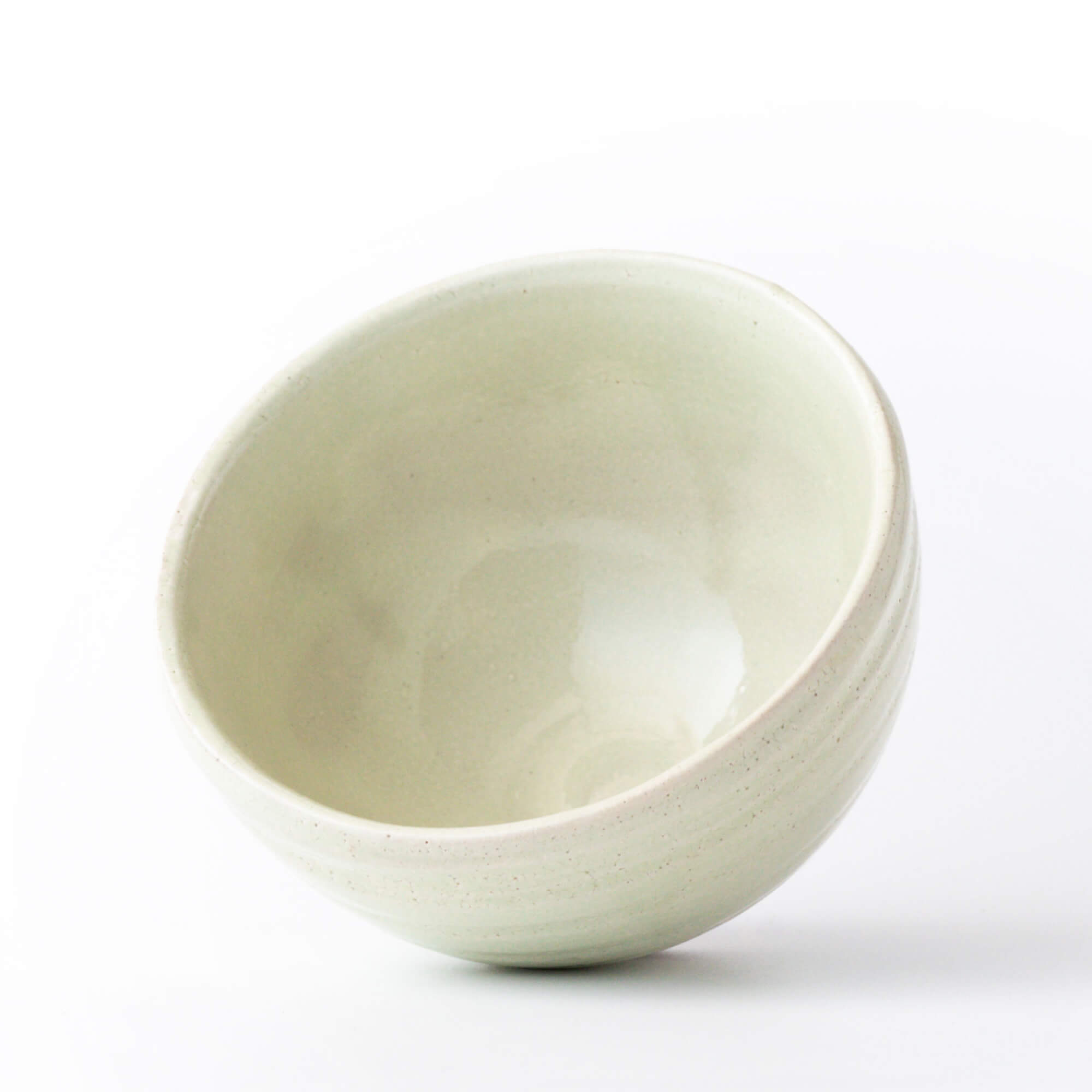 Matcha Schale HAKU – Chawan mit Kōhiki-Rissglasur in klassischer Wan-nari Schalenform, Made in Japan