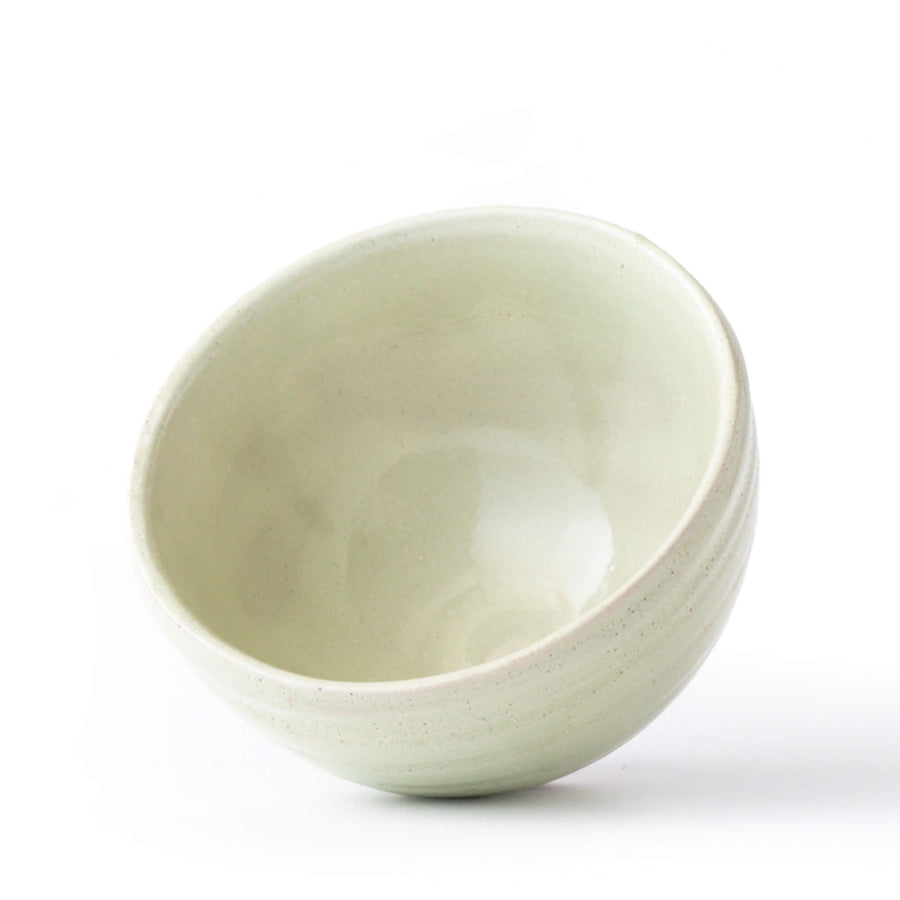 Chawan Matcha-Schale Haku in weiß-grüner Glasur, schräge Ansicht – authentische japanische Teeschale kaufen
