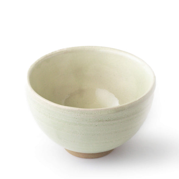 Matcha-Schale Chawan Haku in zartem Weißgrün, Ansicht von oben, glänzend glasiert